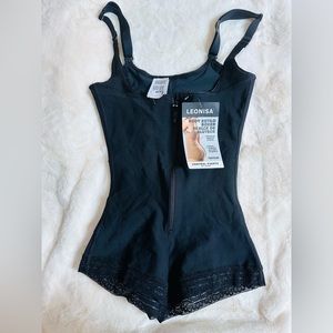 beautiful shaping girdle with short shorts and open in the middle